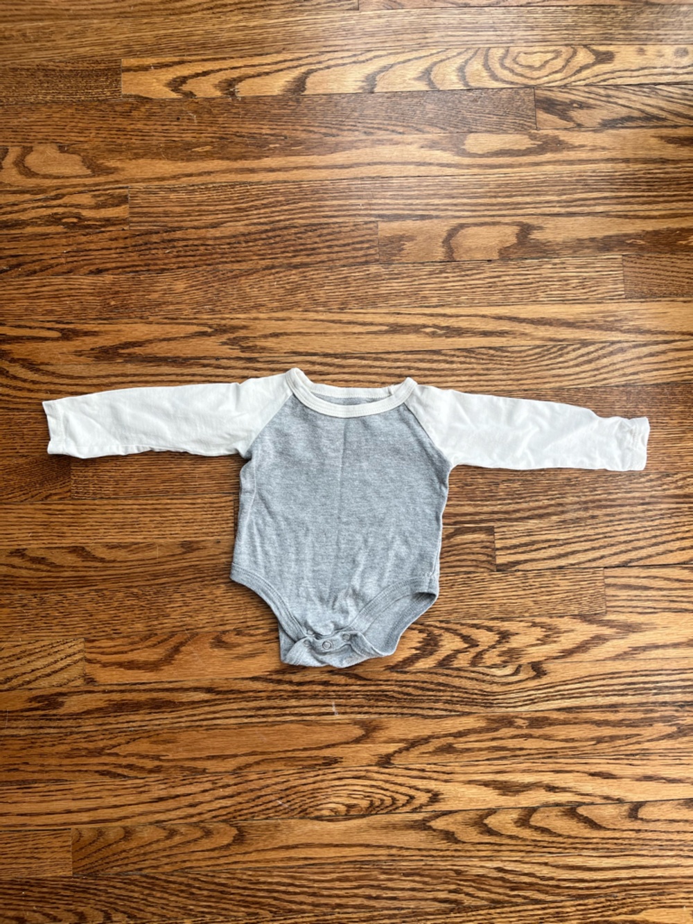 Mini Mioche 0-3m size Baby Long Sleeve Raglan Bodysuit - Gray and Cream